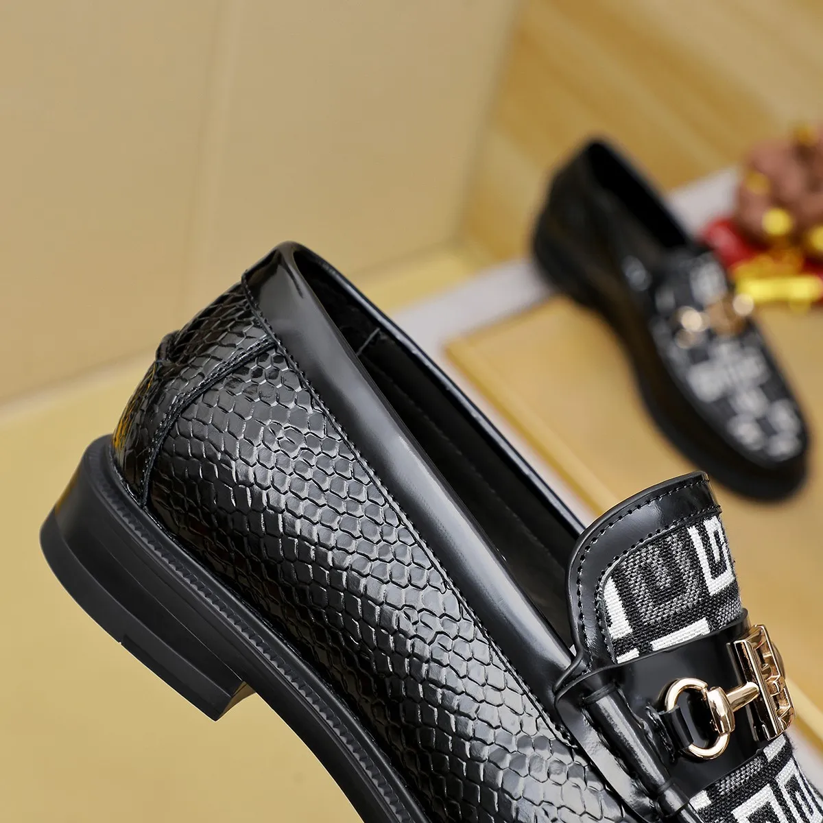 Men's shoes💰460 🕷🕷【FENDI】The latest men's formal leather shoes🇨🇳Classic series not to be missed💯The first layer is made of imported first-layer cowhide☘Original quality, the leather is smooth and delicate🎋The version is awesome, the perfect streamlined outline🍇🐮Leather lining, color, size 38-45...